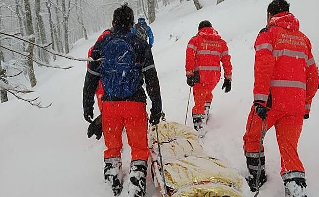 Los bomberos de Navarra rescatan a un esquiador con posible fractura de tibia en Leitza