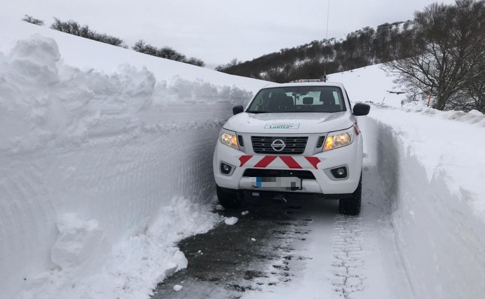 Los operarios se mostraron sorprendidos por la gran cantidad de nieve acumulada en los último kilómetros que une Lekunberri hasta San Miguel