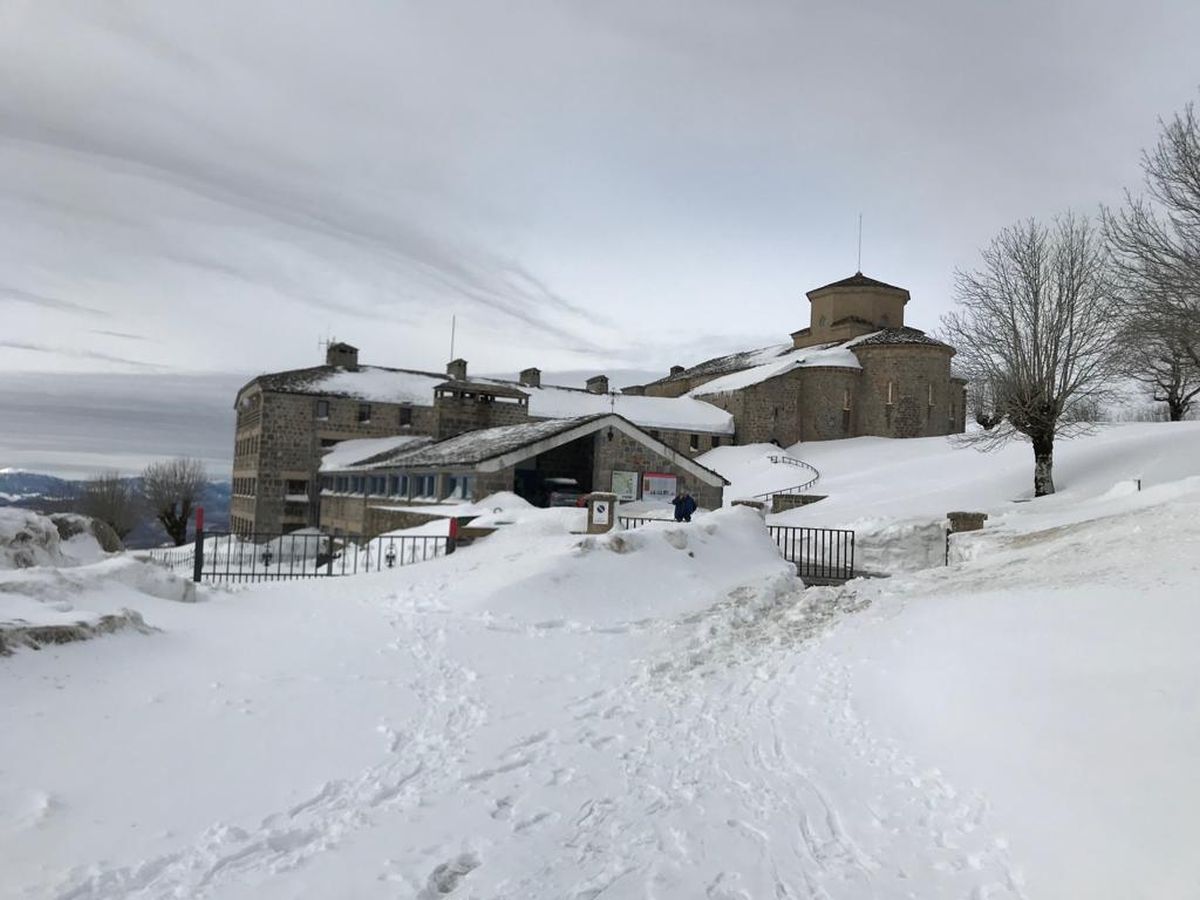 Los operarios se mostraron sorprendidos por la gran cantidad de nieve acumulada en los último kilómetros que une Lekunberri hasta San Miguel