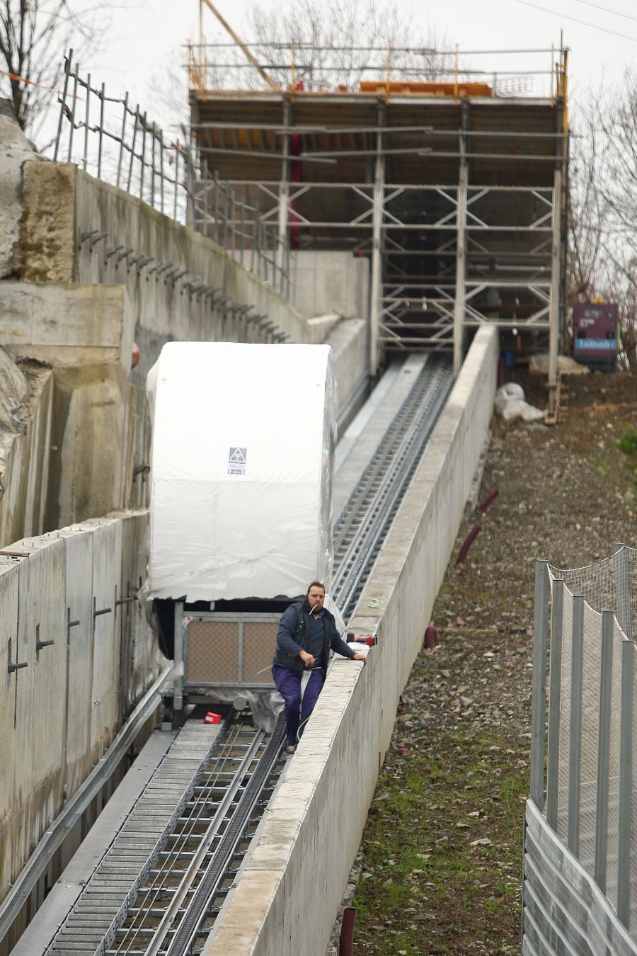 Fotos: Obras de construccion del ascensor de Morlans