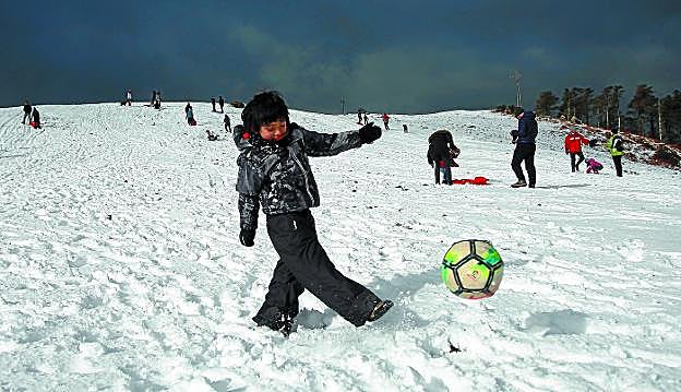 Juegos de nieve. Las precipitaciones de los últimos días permitieron ayer a decenas de personas disfruta en las laderas del monte Bianditz, en Oiartzun.