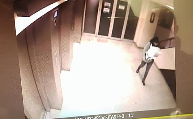 Imagen captada por las cámaras de seguridad del Hospital de Guadalajara en la que se ve a la mujer llevándose al bebé.