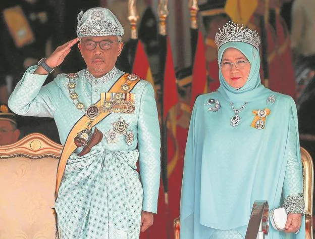 El sultán de Pahang, Tengku Abdullah, saluda junto a su esposa, la reina Tunku Hajah Azizah, tras ser coronado rey de Malasia.