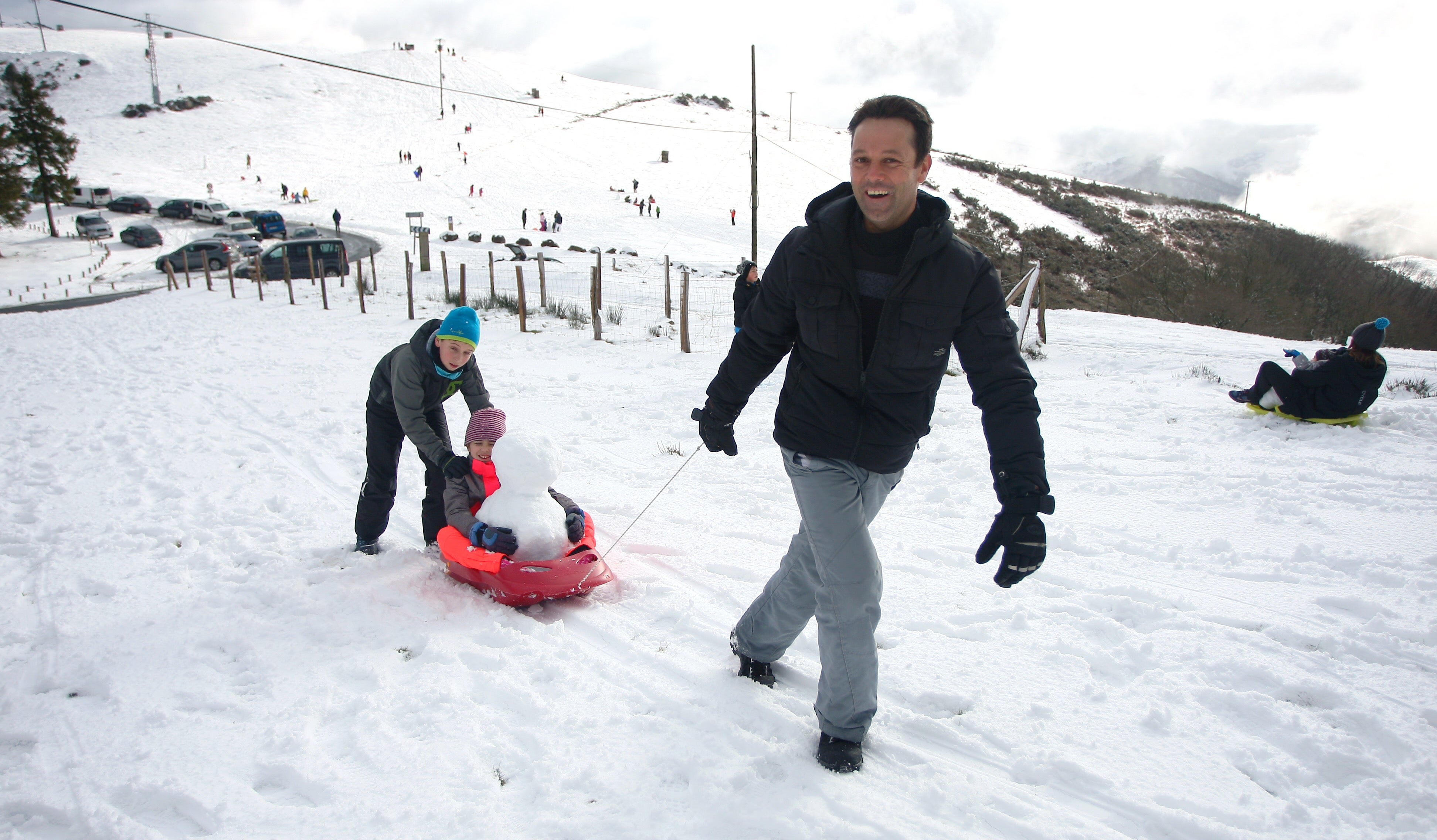 Muchos quisieron aprovechar una agradable jornada de domingo disfrutando de la nieve. En Bianditz, por ejemplo, no faltaron los trineos o los tradicionales muñecos.