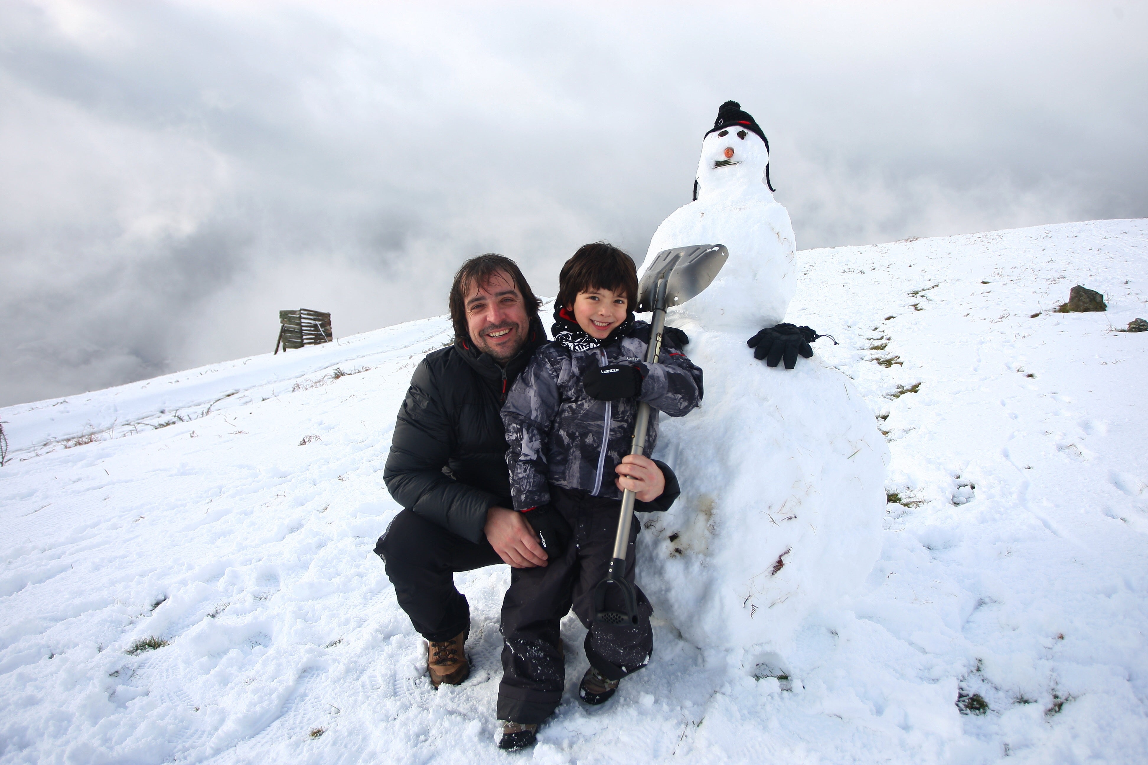 Muchos quisieron aprovechar una agradable jornada de domingo disfrutando de la nieve. En Bianditz, por ejemplo, no faltaron los trineos o los tradicionales muñecos.