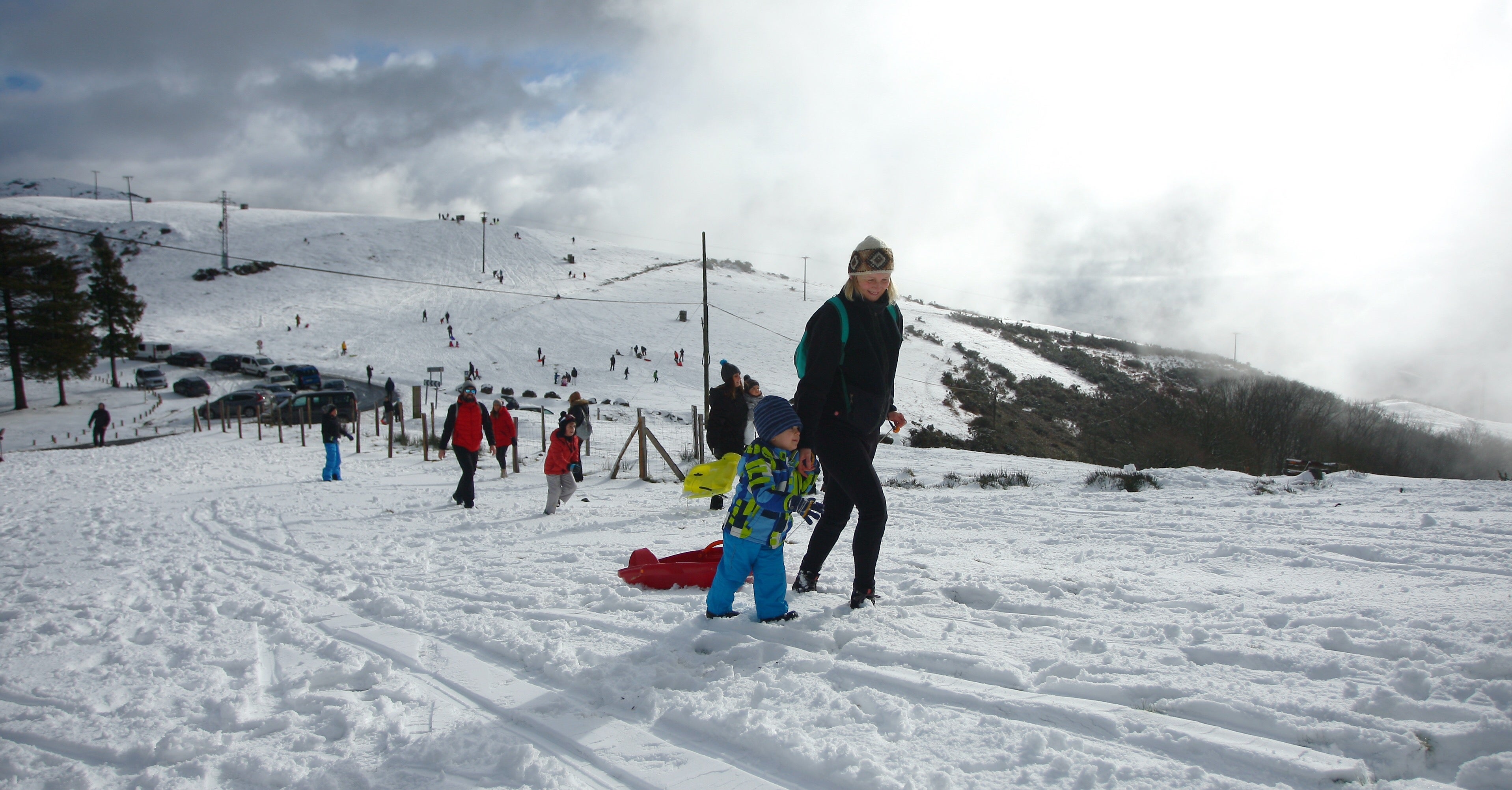 Muchos quisieron aprovechar una agradable jornada de domingo disfrutando de la nieve. En Bianditz, por ejemplo, no faltaron los trineos o los tradicionales muñecos.