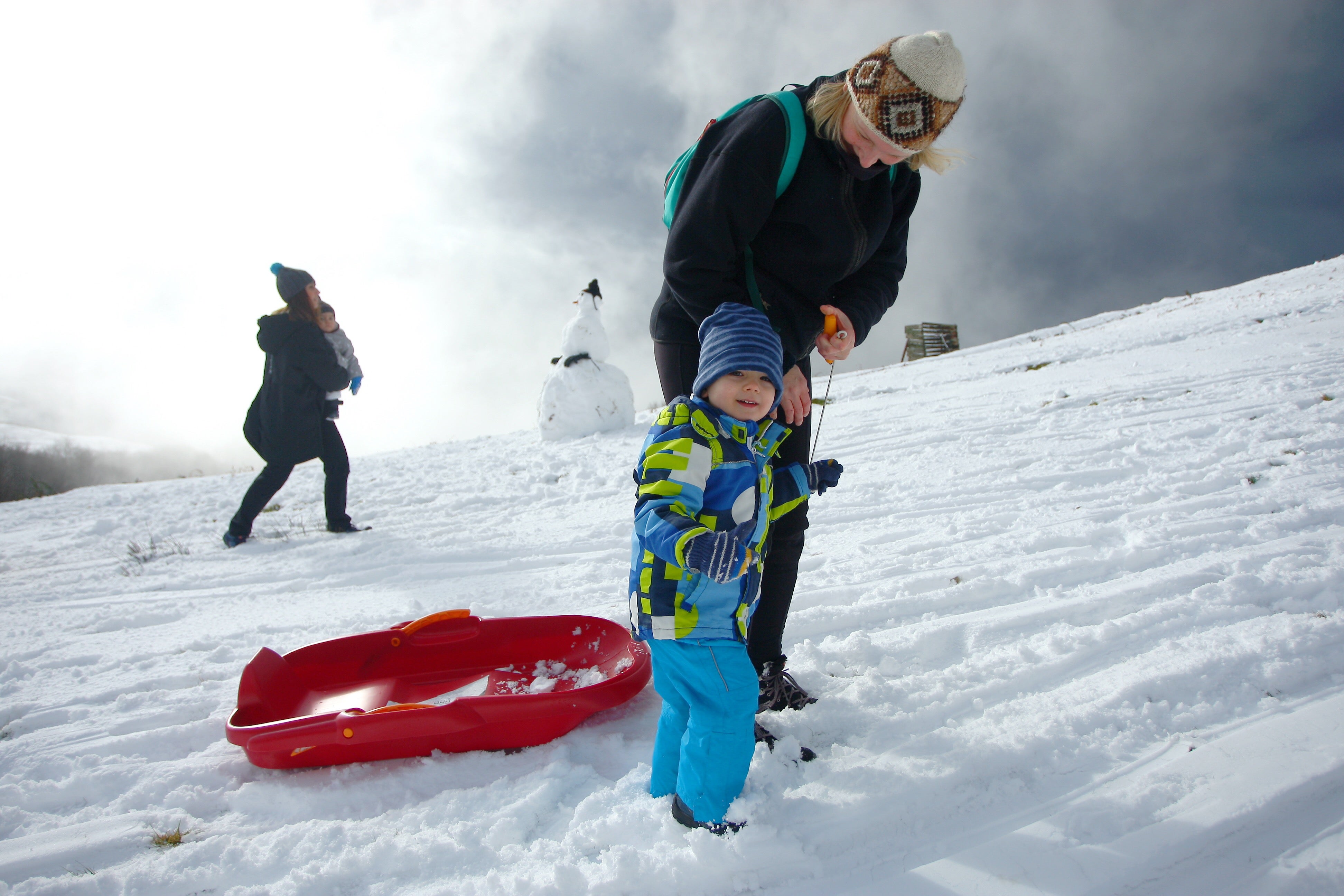 Muchos quisieron aprovechar una agradable jornada de domingo disfrutando de la nieve. En Bianditz, por ejemplo, no faltaron los trineos o los tradicionales muñecos.