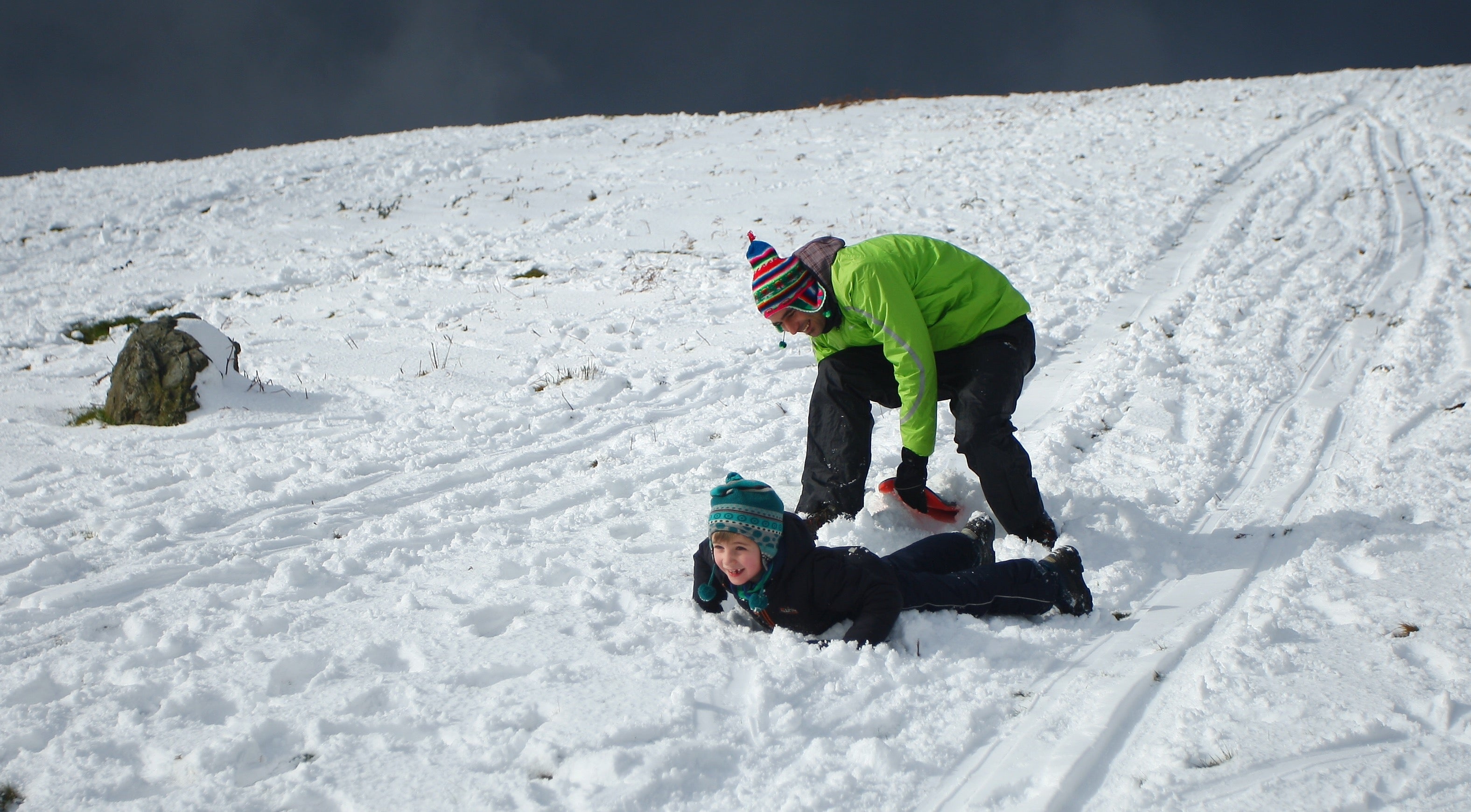Muchos quisieron aprovechar una agradable jornada de domingo disfrutando de la nieve. En Bianditz, por ejemplo, no faltaron los trineos o los tradicionales muñecos.