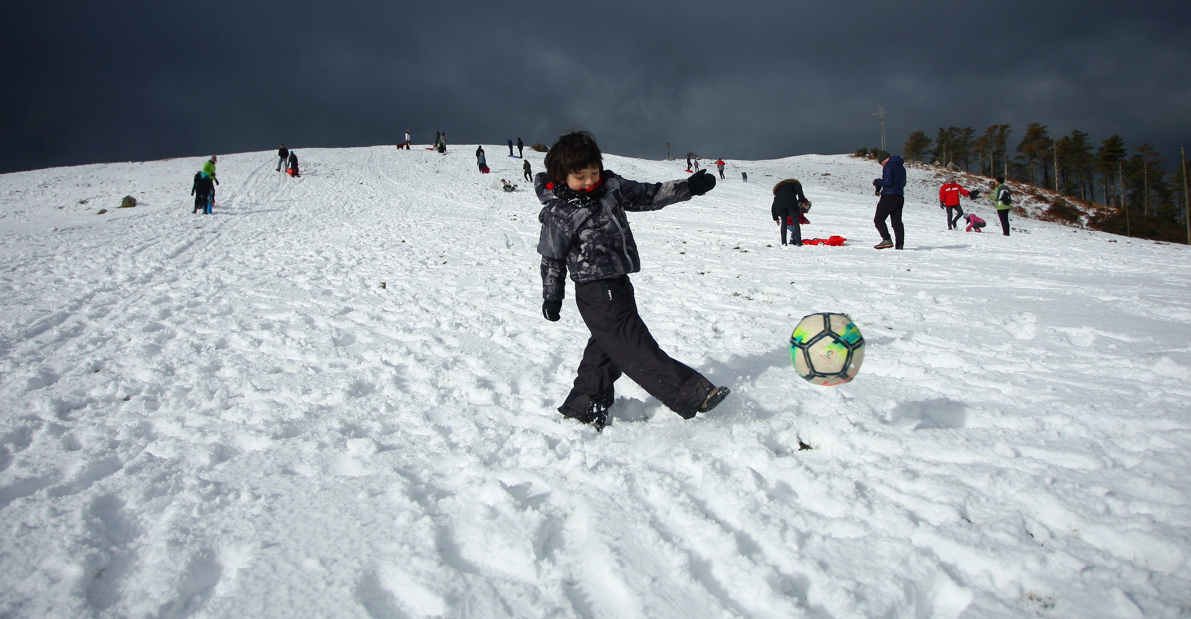 Muchos quisieron aprovechar una agradable jornada de domingo disfrutando de la nieve. En Bianditz, por ejemplo, no faltaron los trineos o los tradicionales muñecos.