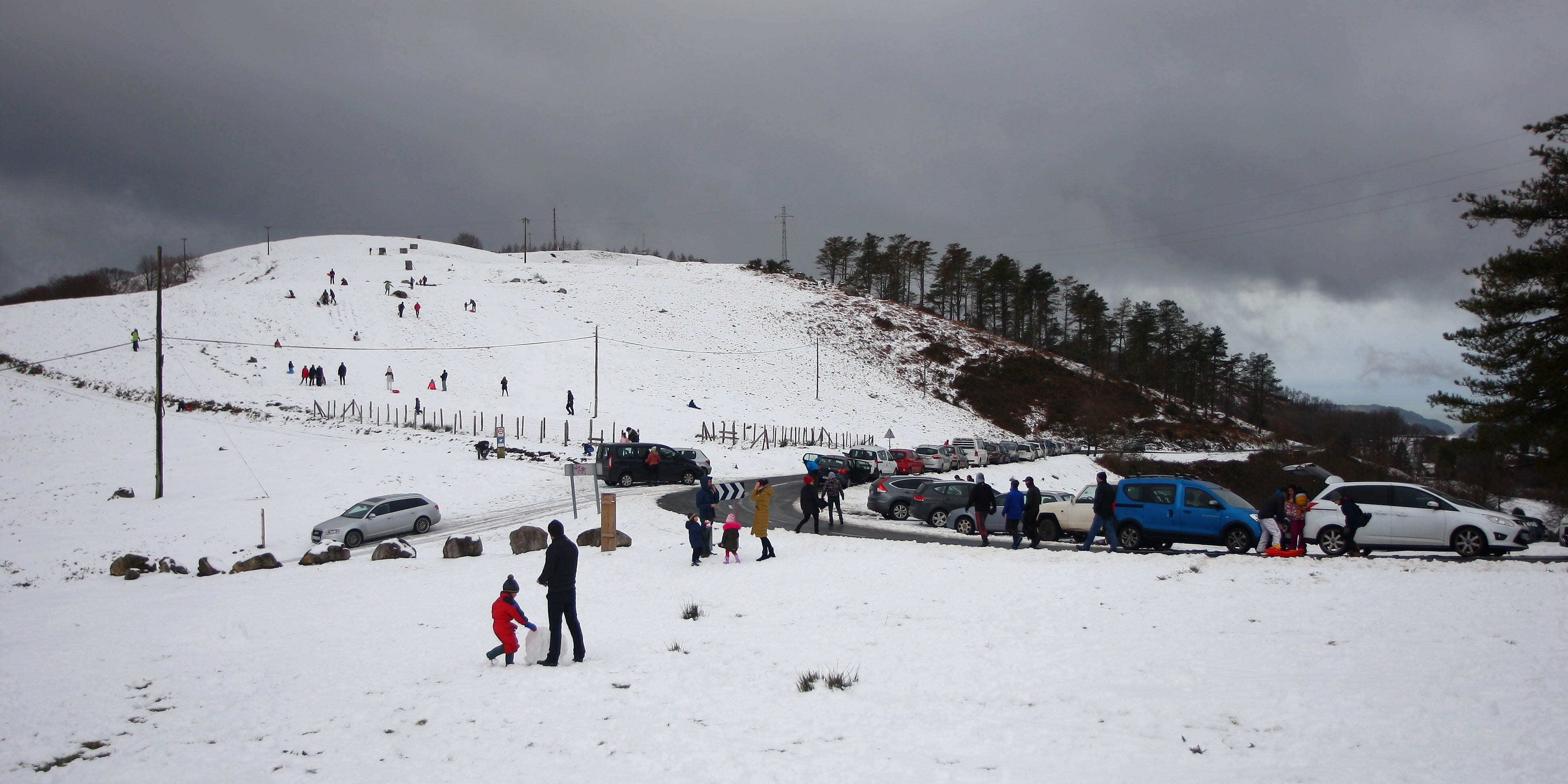 Muchos quisieron aprovechar una agradable jornada de domingo disfrutando de la nieve. En Bianditz, por ejemplo, no faltaron los trineos o los tradicionales muñecos.
