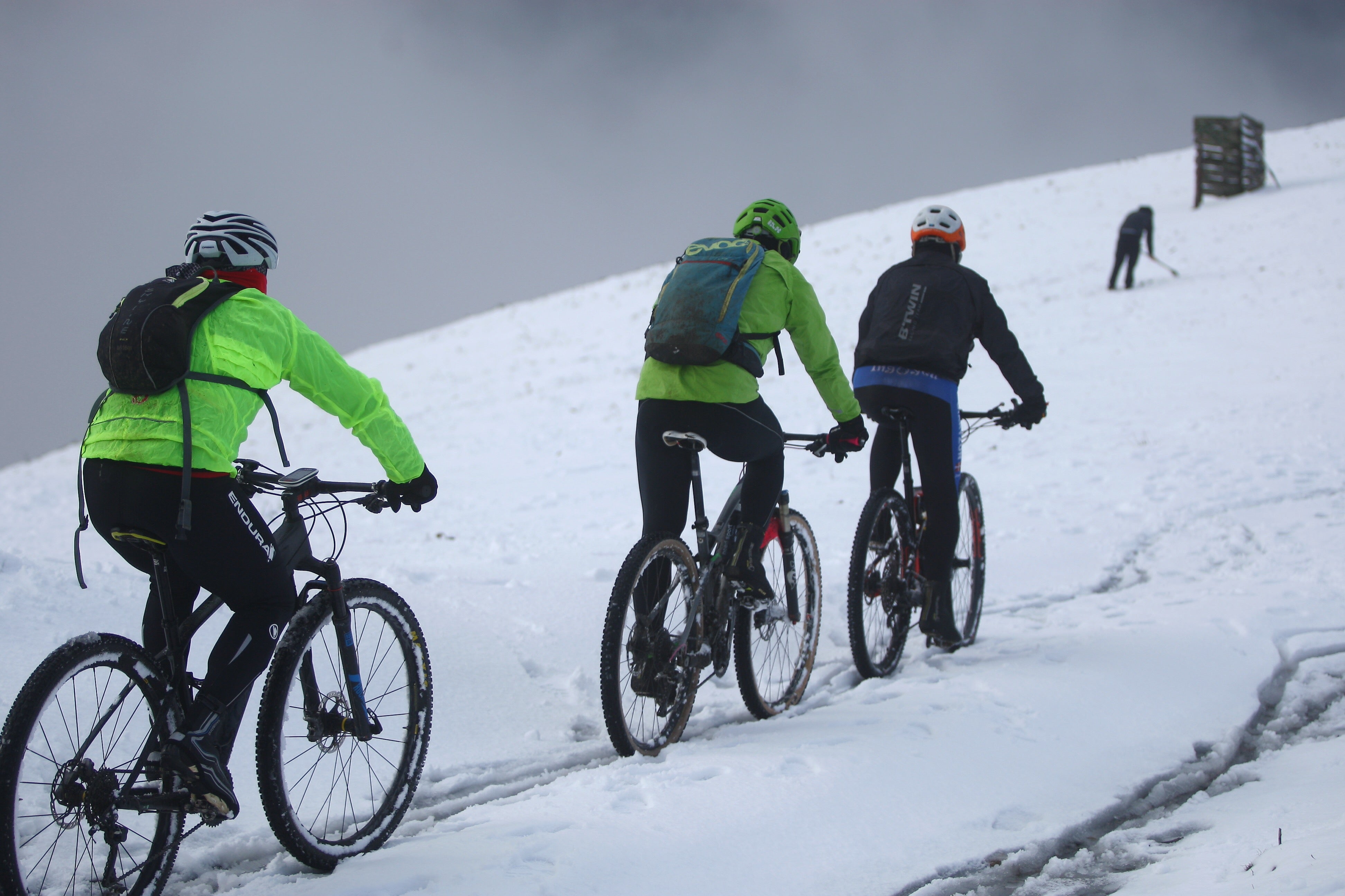 Muchos quisieron aprovechar una agradable jornada de domingo disfrutando de la nieve. En Bianditz, por ejemplo, no faltaron los trineos o los tradicionales muñecos.