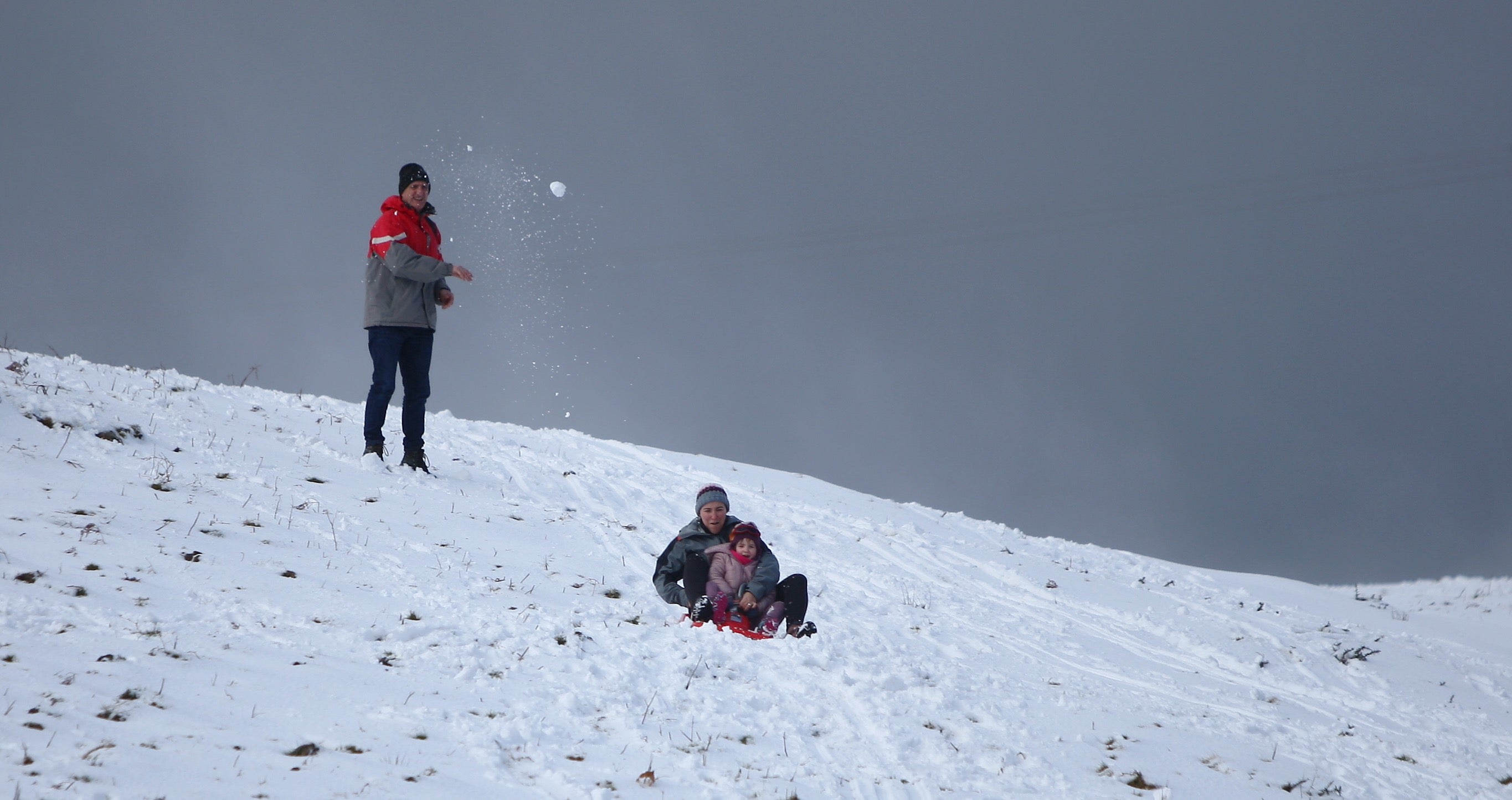 Muchos quisieron aprovechar una agradable jornada de domingo disfrutando de la nieve. En Bianditz, por ejemplo, no faltaron los trineos o los tradicionales muñecos.