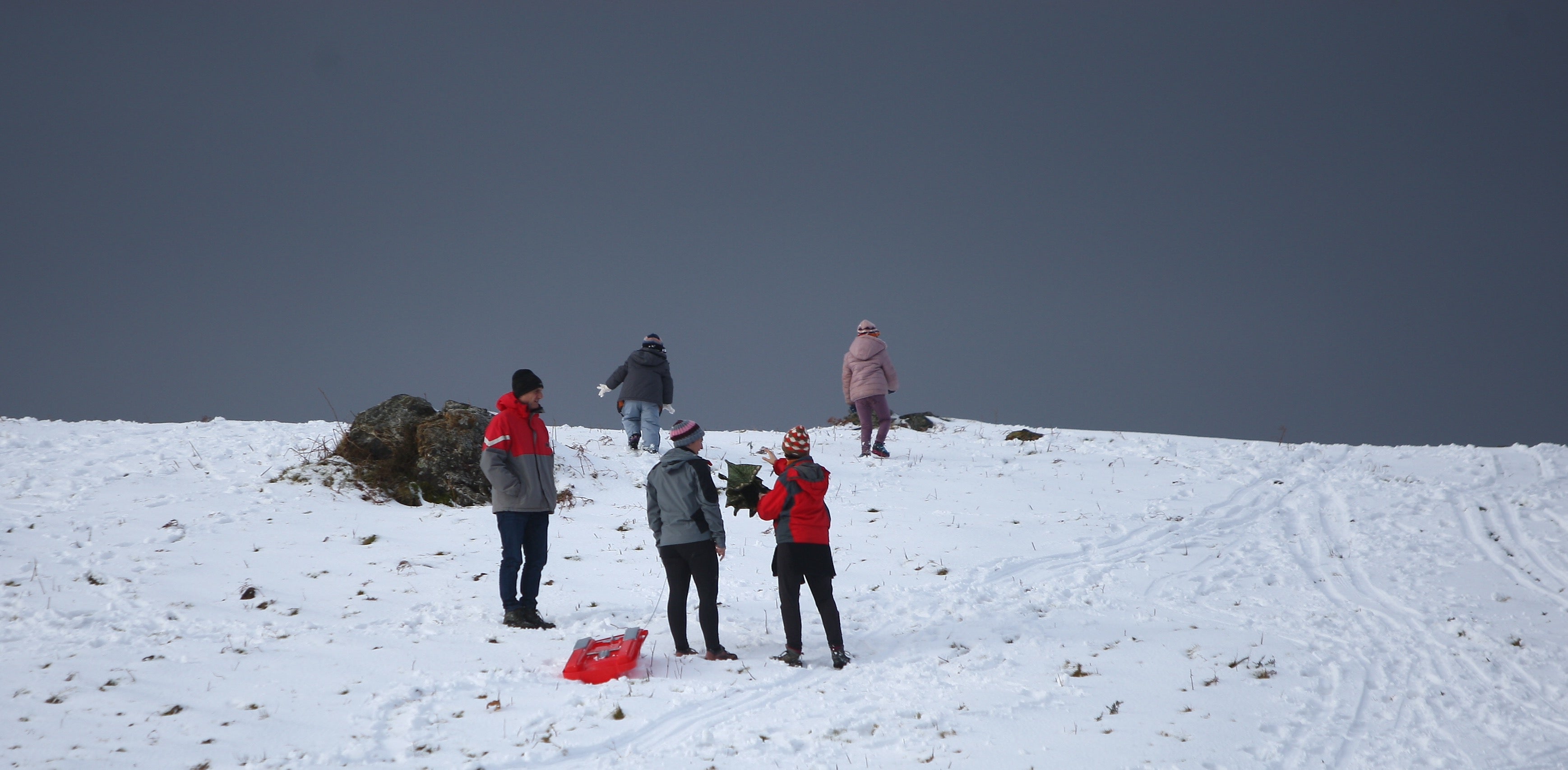 Muchos quisieron aprovechar una agradable jornada de domingo disfrutando de la nieve. En Bianditz, por ejemplo, no faltaron los trineos o los tradicionales muñecos.