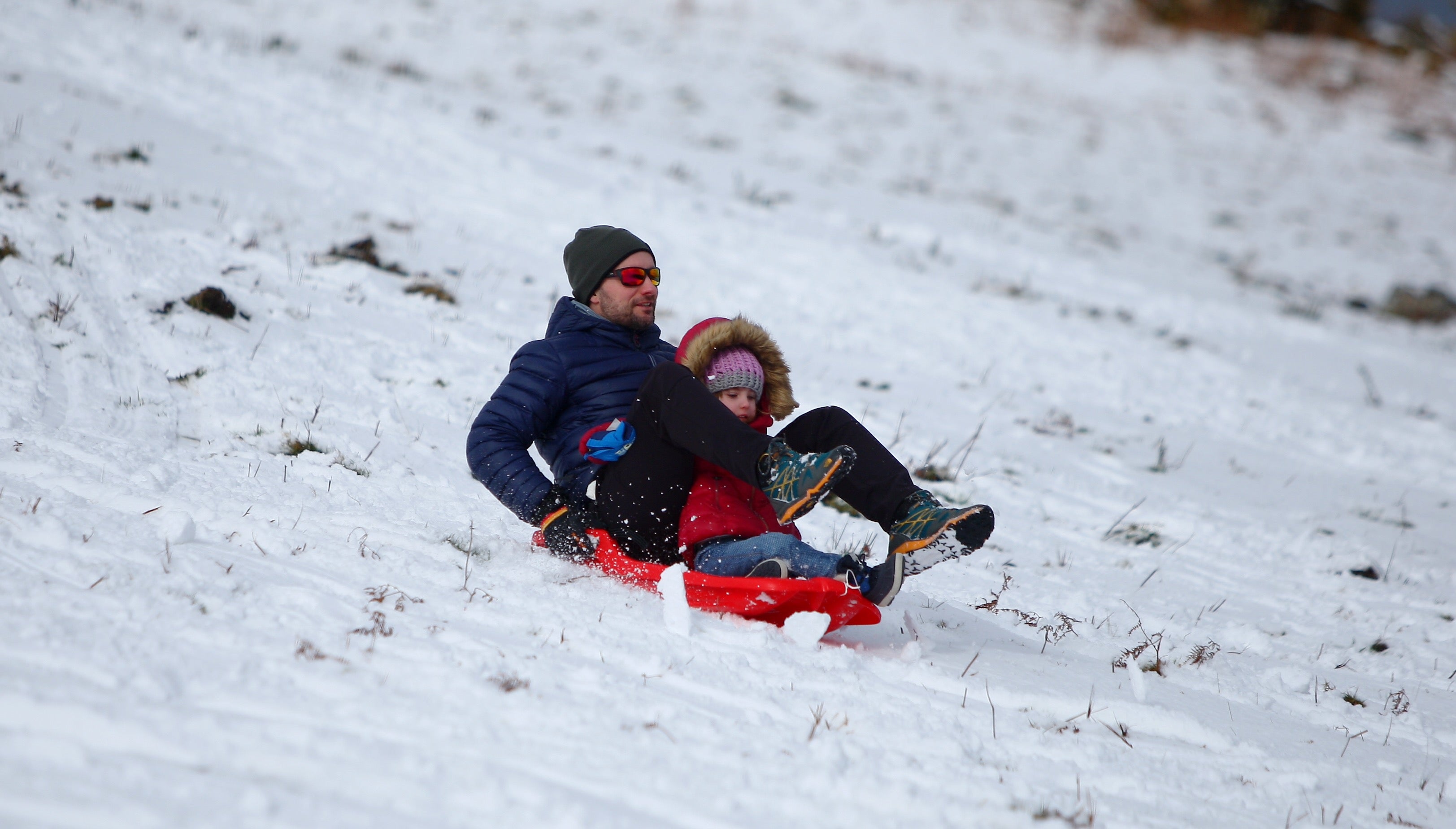 Muchos quisieron aprovechar una agradable jornada de domingo disfrutando de la nieve. En Bianditz, por ejemplo, no faltaron los trineos o los tradicionales muñecos.
