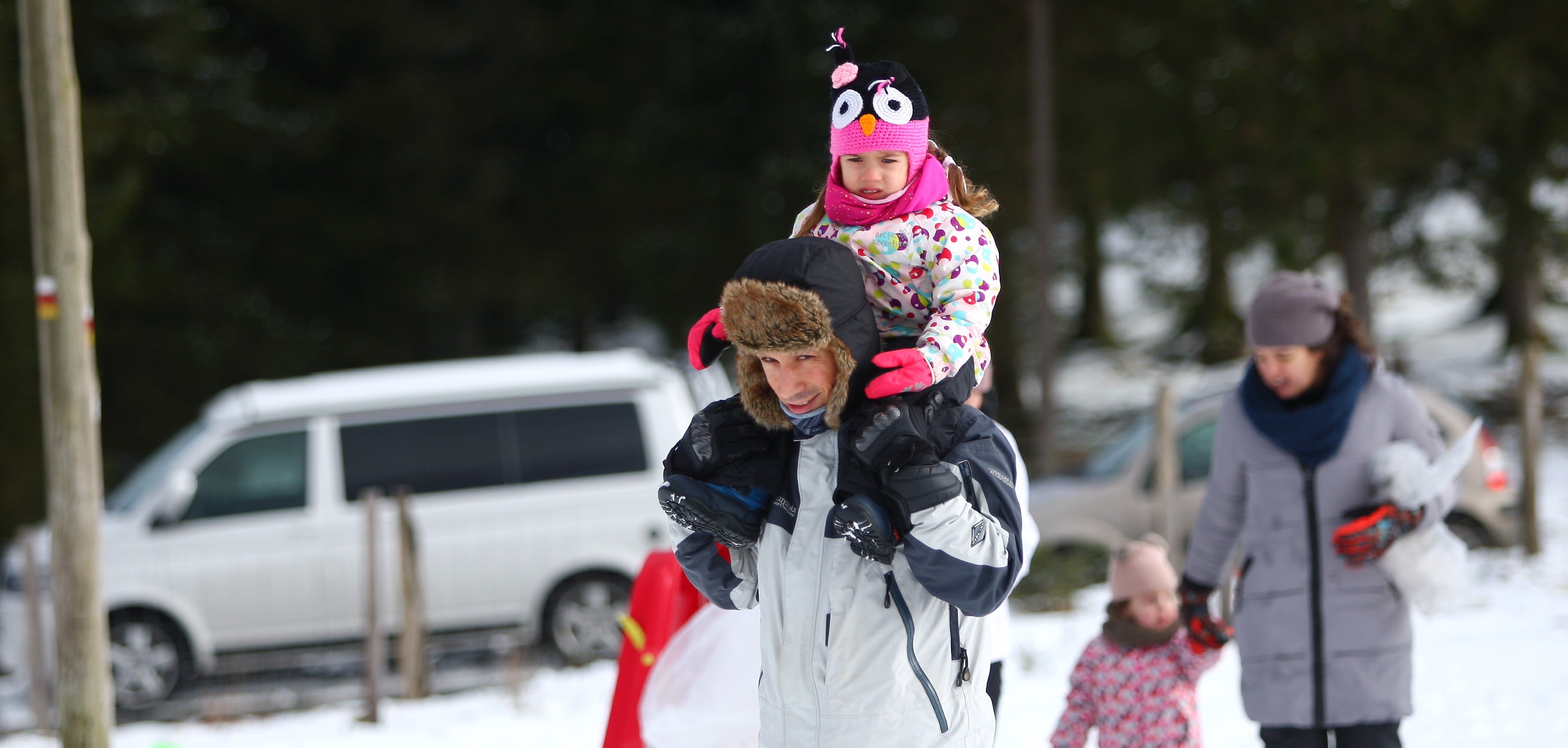 Muchos quisieron aprovechar una agradable jornada de domingo disfrutando de la nieve. En Bianditz, por ejemplo, no faltaron los trineos o los tradicionales muñecos.