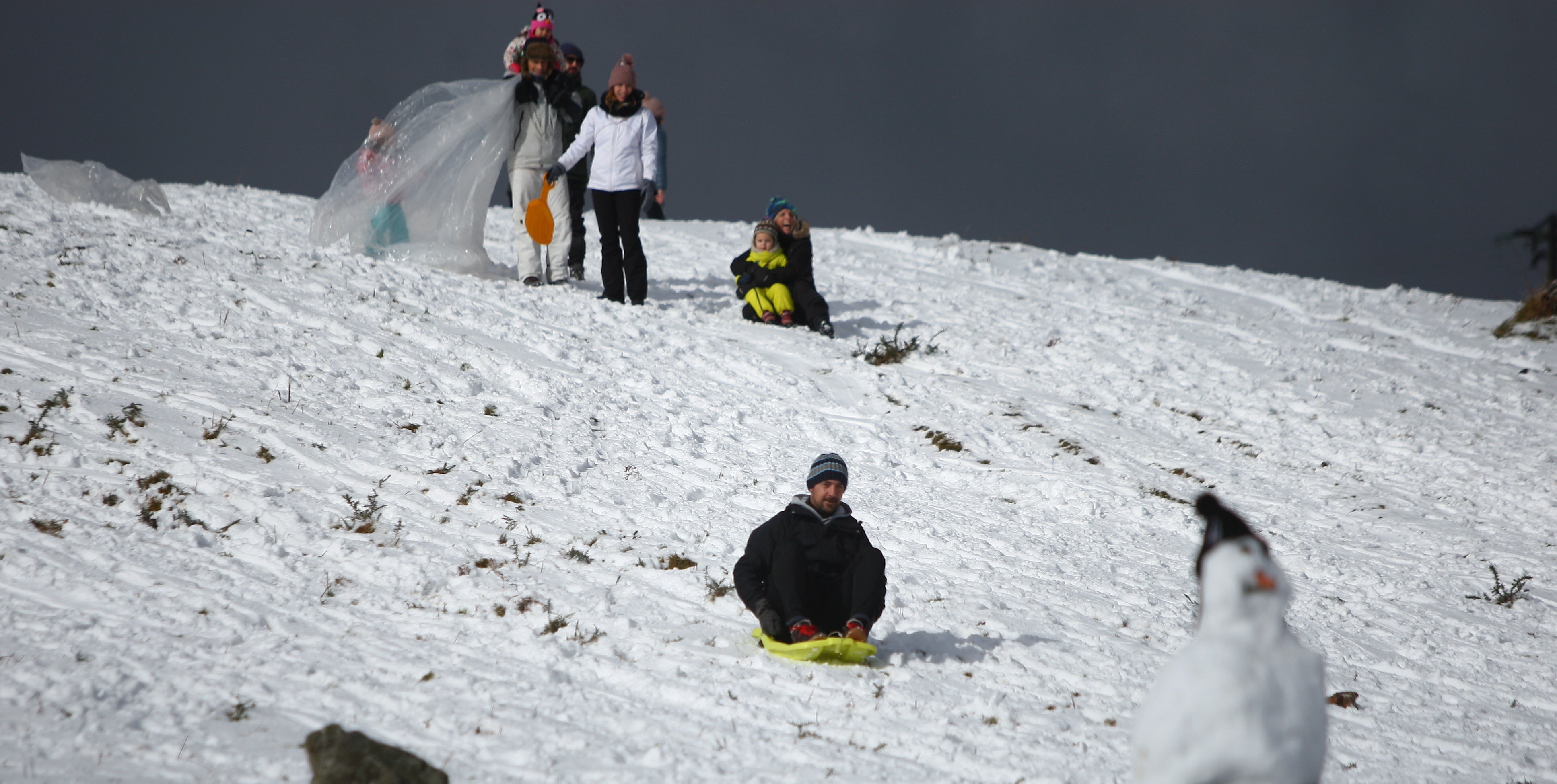 Muchos quisieron aprovechar una agradable jornada de domingo disfrutando de la nieve. En Bianditz, por ejemplo, no faltaron los trineos o los tradicionales muñecos.