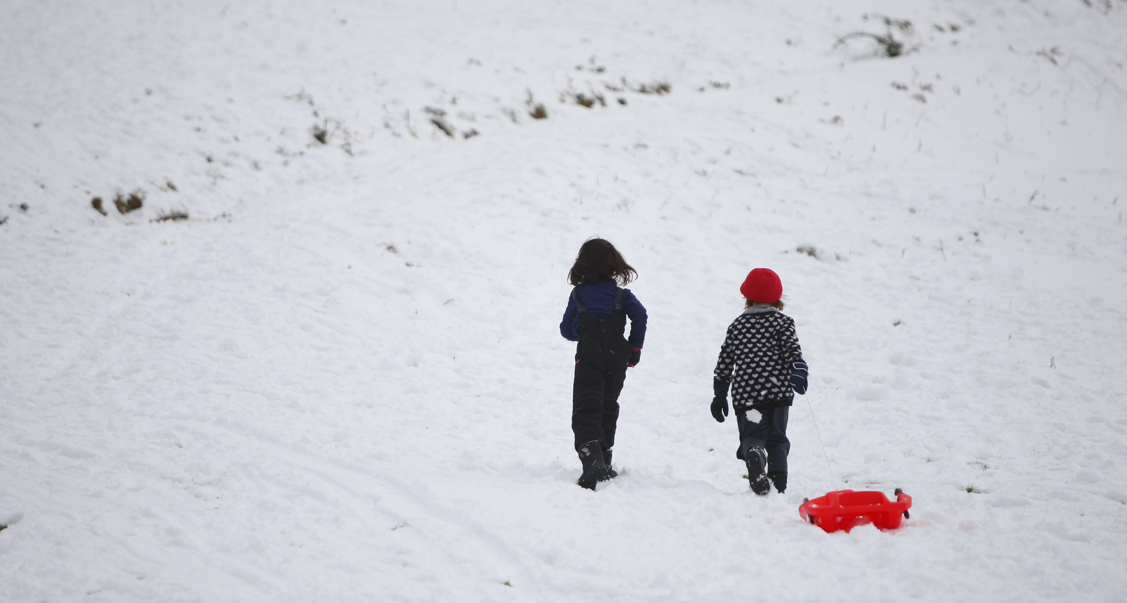 Muchos quisieron aprovechar una agradable jornada de domingo disfrutando de la nieve. En Bianditz, por ejemplo, no faltaron los trineos o los tradicionales muñecos.