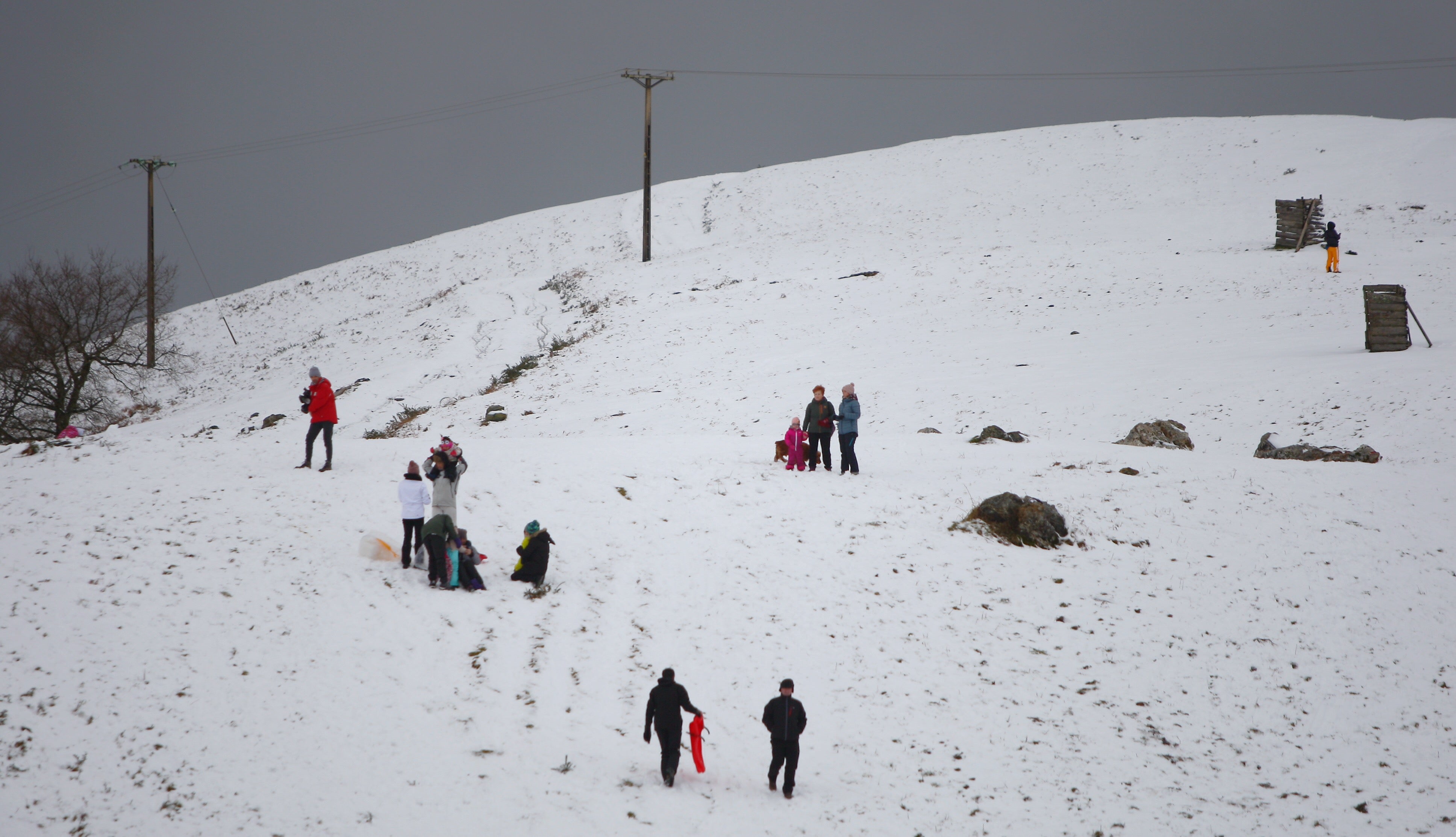 Muchos quisieron aprovechar una agradable jornada de domingo disfrutando de la nieve. En Bianditz, por ejemplo, no faltaron los trineos o los tradicionales muñecos.