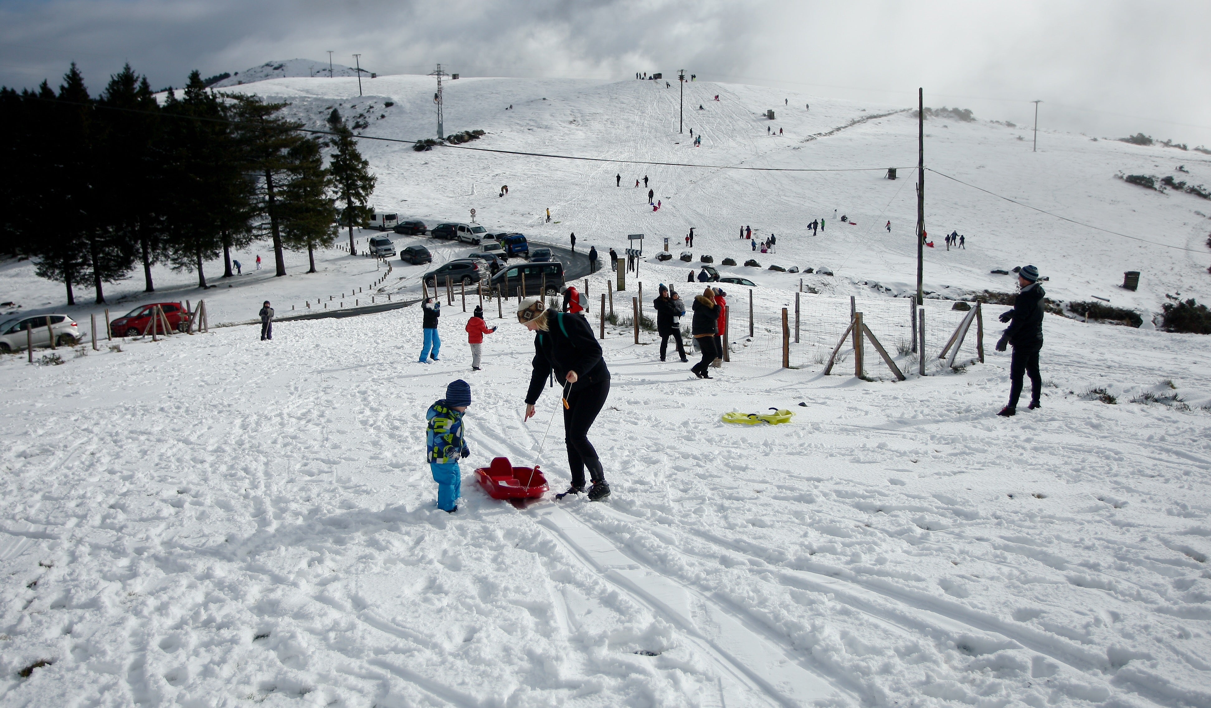 Muchos quisieron aprovechar una agradable jornada de domingo disfrutando de la nieve. En Bianditz, por ejemplo, no faltaron los trineos o los tradicionales muñecos.