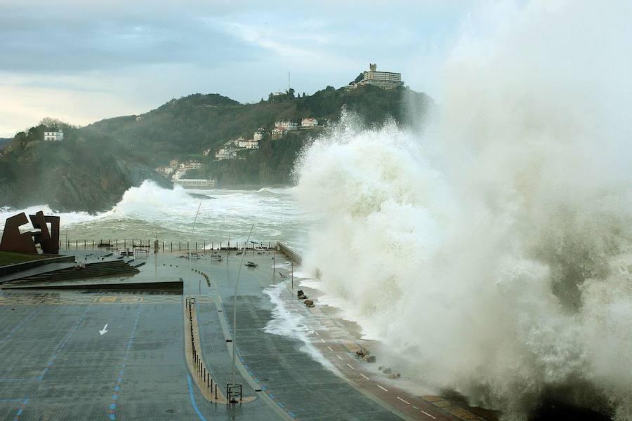 Se cumplen cinco años del 'Tsunami' que arrasó la costa guipuzcoana. Repasa las fotos de aquella jornada.
