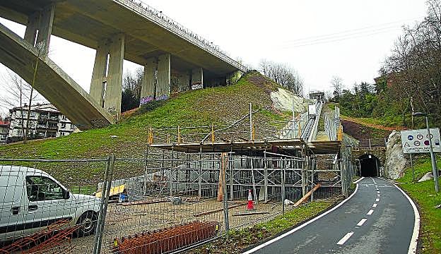 Estado actual de la obra del ascensor inclinado, junto al bidegorri que atraviesa el antiguo túnel ferroviario. 