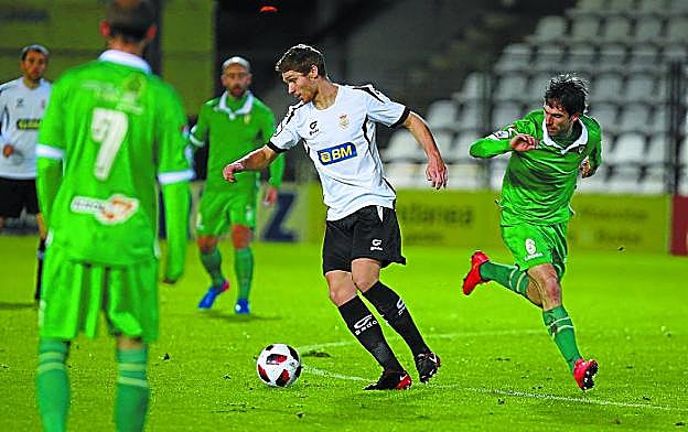 Ceberio, rodeado de rivales en el partido contra el Gernika.
