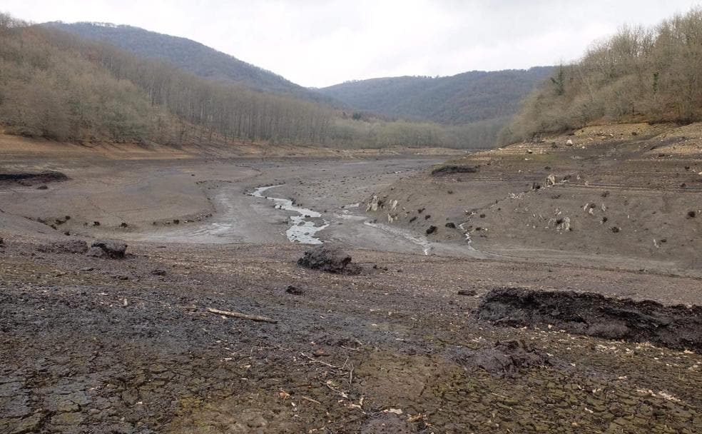 Al vaciarse el vaso del embalse vuelve a formarse el cauce del río y los sedimentos emergidos se estabilizan