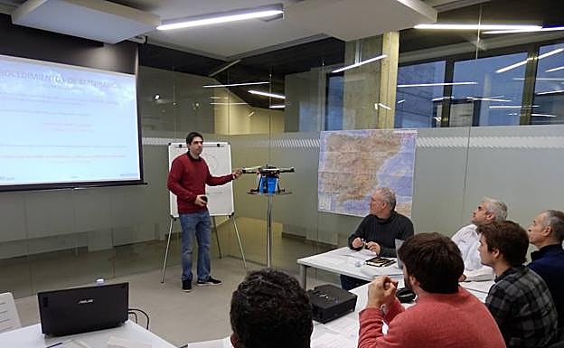 Kevin Ubarretxena, instructor y examinador piloto de helicóptero, imparte una charla. 