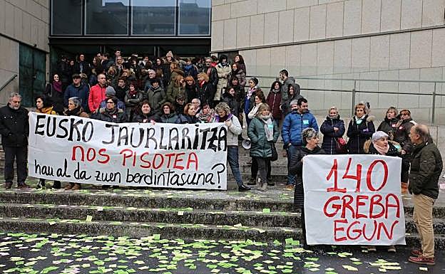La concentración de las limpiadoras de juzgados y comisarías de la Ertzaintza en Gipuzkoa ante el Palacio de Justicia de San Sebastián