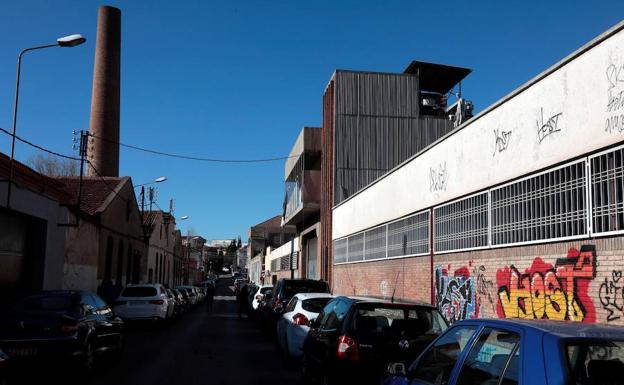 La nave industrial abandonada en la calle Germans Farguell 34-36 del barrio Can Feu de Sabadell (Barcelona) donde supuestamente se produjo una violación múltiple a una joven de 18 años.
