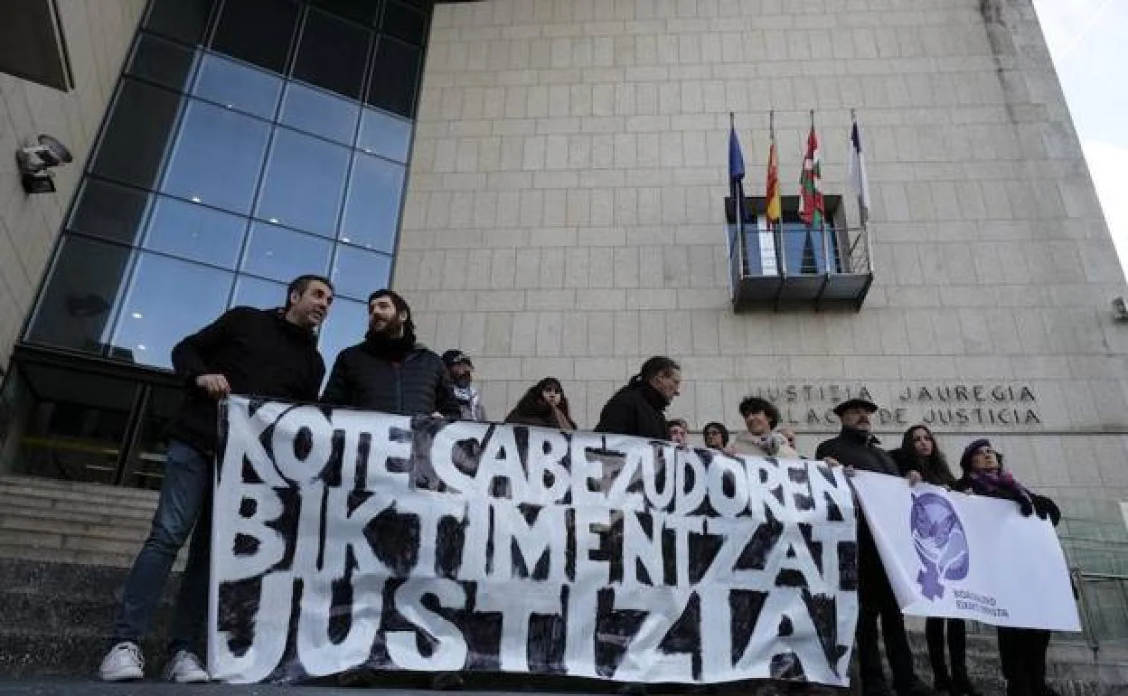 Concentración en el exterior de los juzgados de San Sebastián durante el juicio a Kote Cabezudo.