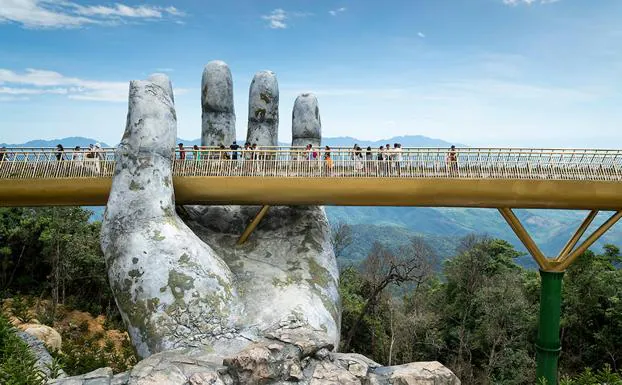 El Golden Bridge, con 150 metros de largo, es el máximo hito turístico de Da Nang (Vietnam). 