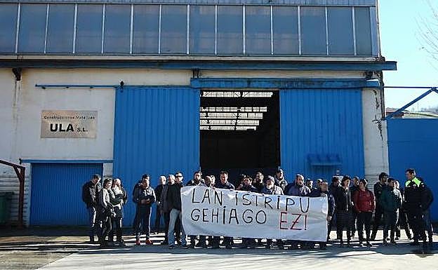 Protesta de este miércoles en Zizurkil por la muerte el martes de un trabajador por un accidente laboral.