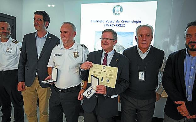 Los galardonados con la Medalla de Oro junto al alcalde. 