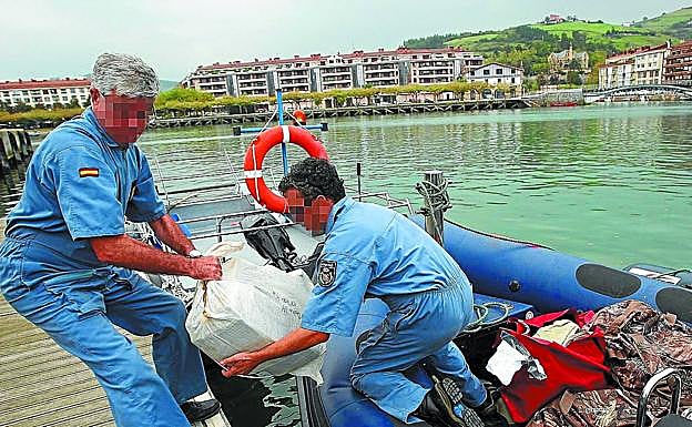 Miembros de la Agencia Tributaria descargan la droga en Zumaia.