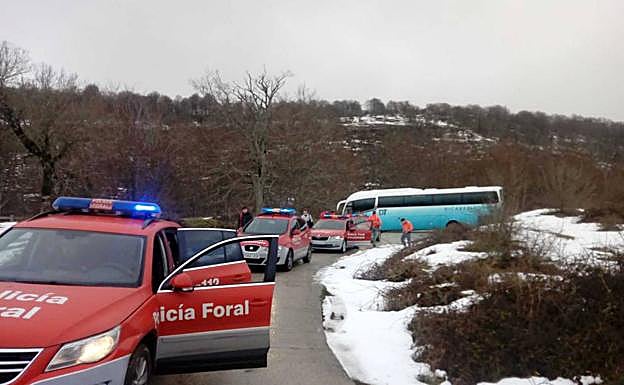 La Policía Foral de Navarra atiende al autobús atrapado por la nieve en San Miguel de Aralar.
