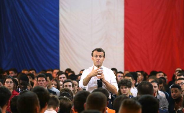 Macron interviene en un encuentro con jóvenes que celebró en Etang-sur-Arroux.
