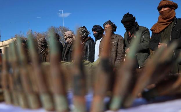 Militares afganos muestran armamento incautado a terroristas.
