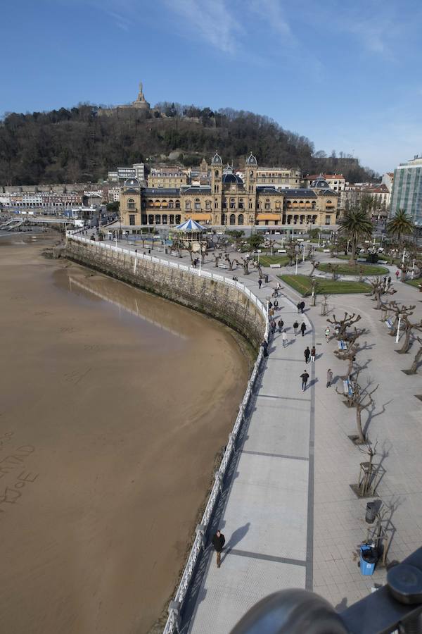 A la noria instalda en Alderdi Eder, que se puso en marcha el pasado 1 de diciembre, le quedan pocos días en San Sebastián. El próximo 11 de febrero, según ha informado el Ayuntamiento, la noria dejará de girar. El desmontaje de la noria Royal Bavaria Wheel, con 36 góndolas para 216 personas por viajecomenzará el 11 de febrero, lunes, a las 6.00 horas de la mañana y se prolongará hasta el miércoles, 13. Decenas de personas han viajado este viernes en la noria gracias al buen tiempo.