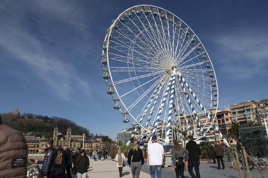 A la noria instalda en Alderdi Eder, que se puso en marcha el pasado 1 de diciembre, le quedan pocos días en San Sebastián. El próximo 11 de febrero, según ha informado el Ayuntamiento, la noria dejará de girar. El desmontaje de la noria Royal Bavaria Wheel, con 36 góndolas para 216 personas por viajecomenzará el 11 de febrero, lunes, a las 6.00 horas de la mañana y se prolongará hasta el miércoles, 13. Decenas de personas han viajado este viernes en la noria gracias al buen tiempo.