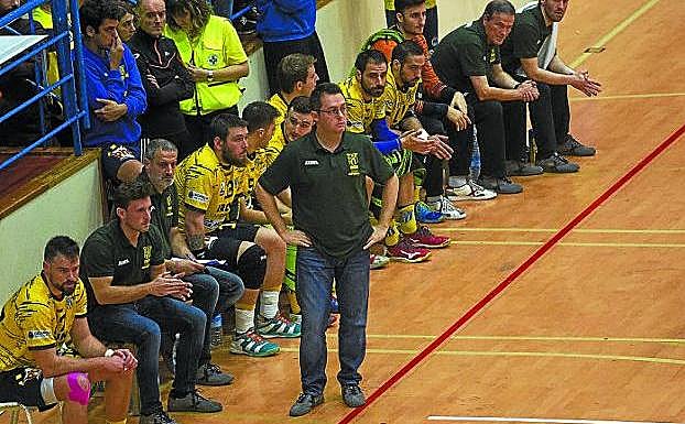 Cuétara en el banquillo de Artaleku en un partido de esta temporada. 