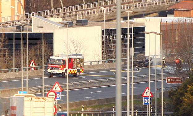 Imagen principal - Cortada la AP-8 en Errenteria sentido Bilbao por el incendio fortuito de un vehículo