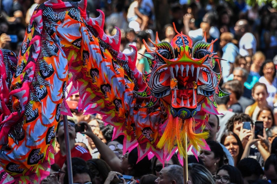 El distrito de Liberdade en Sao Paulo, Brasil, festeja la danza del dragón, a fin de celebrar el Año Nuevo Lunar Chino, el Año del Cerdo.