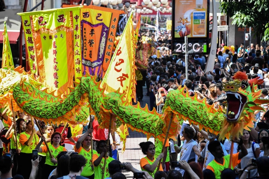 El distrito de Liberdade en Sao Paulo, Brasil, festeja la danza del dragón, a fin de celebrar el Año Nuevo Lunar Chino, el Año del Cerdo.