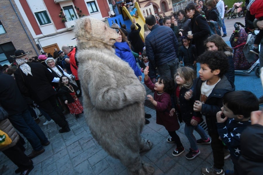 Con motivo de la celebración de la fiesta de los Caldereros por las calles del barrio de Loiola, ha tenido lugar el recorrido de la kantujira, que ha partido desde la calle Iglesia.