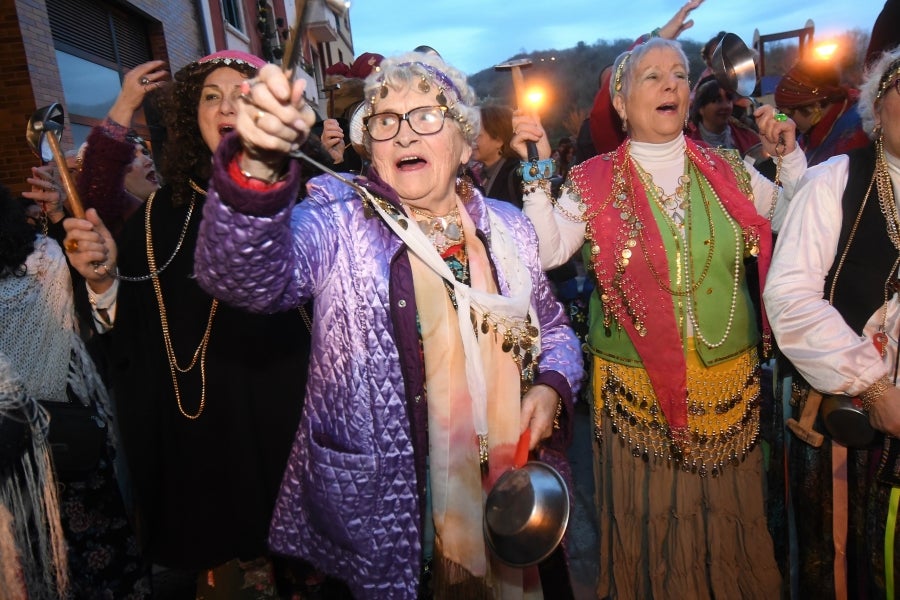 Con motivo de la celebración de la fiesta de los Caldereros por las calles del barrio de Loiola, ha tenido lugar el recorrido de la kantujira, que ha partido desde la calle Iglesia.