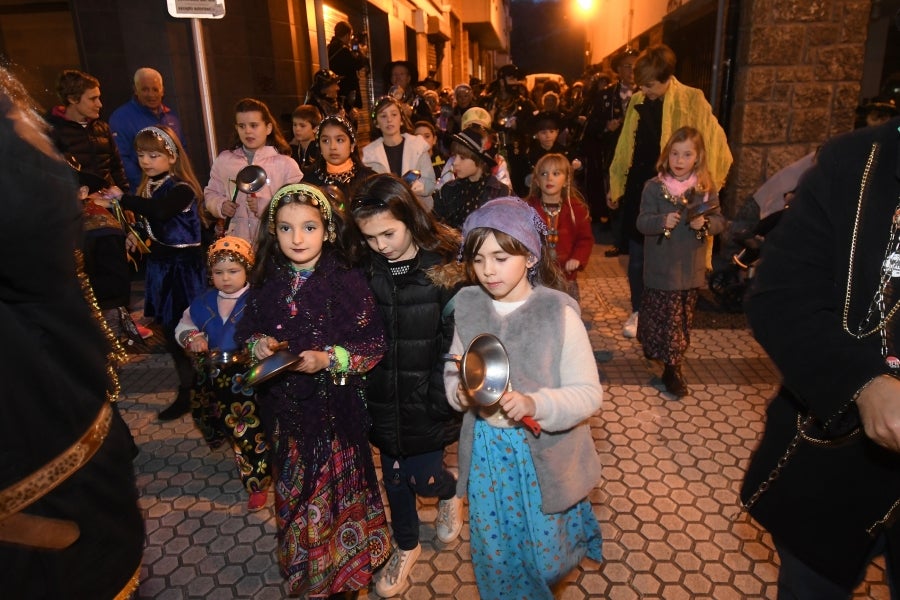 Con motivo de la celebración de la fiesta de los Caldereros por las calles del barrio de Loiola, ha tenido lugar el recorrido de la kantujira, que ha partido desde la calle Iglesia.