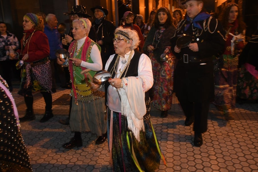 Con motivo de la celebración de la fiesta de los Caldereros por las calles del barrio de Loiola, ha tenido lugar el recorrido de la kantujira, que ha partido desde la calle Iglesia.