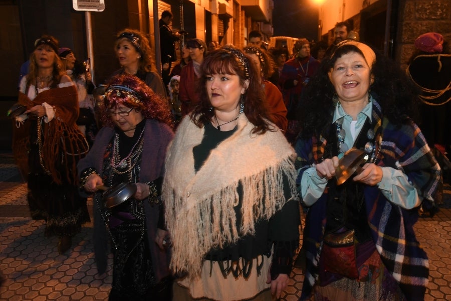 Con motivo de la celebración de la fiesta de los Caldereros por las calles del barrio de Loiola, ha tenido lugar el recorrido de la kantujira, que ha partido desde la calle Iglesia.