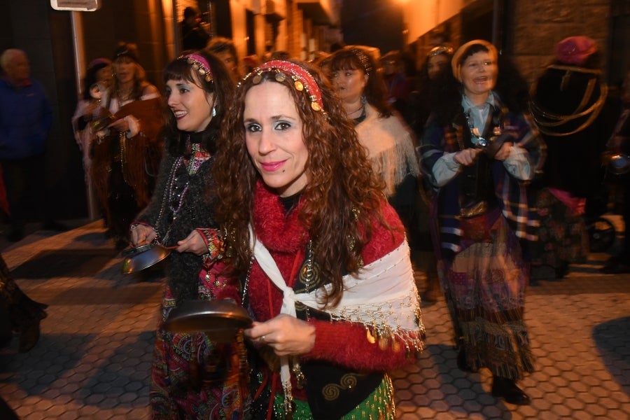 Con motivo de la celebración de la fiesta de los Caldereros por las calles del barrio de Loiola, ha tenido lugar el recorrido de la kantujira, que ha partido desde la calle Iglesia.